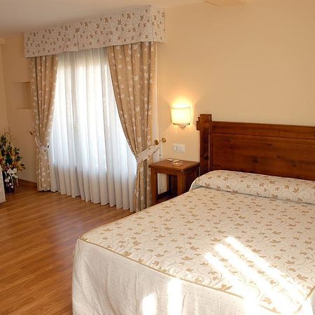 Aparthotel Tres Caminos El Grado Ruang foto
