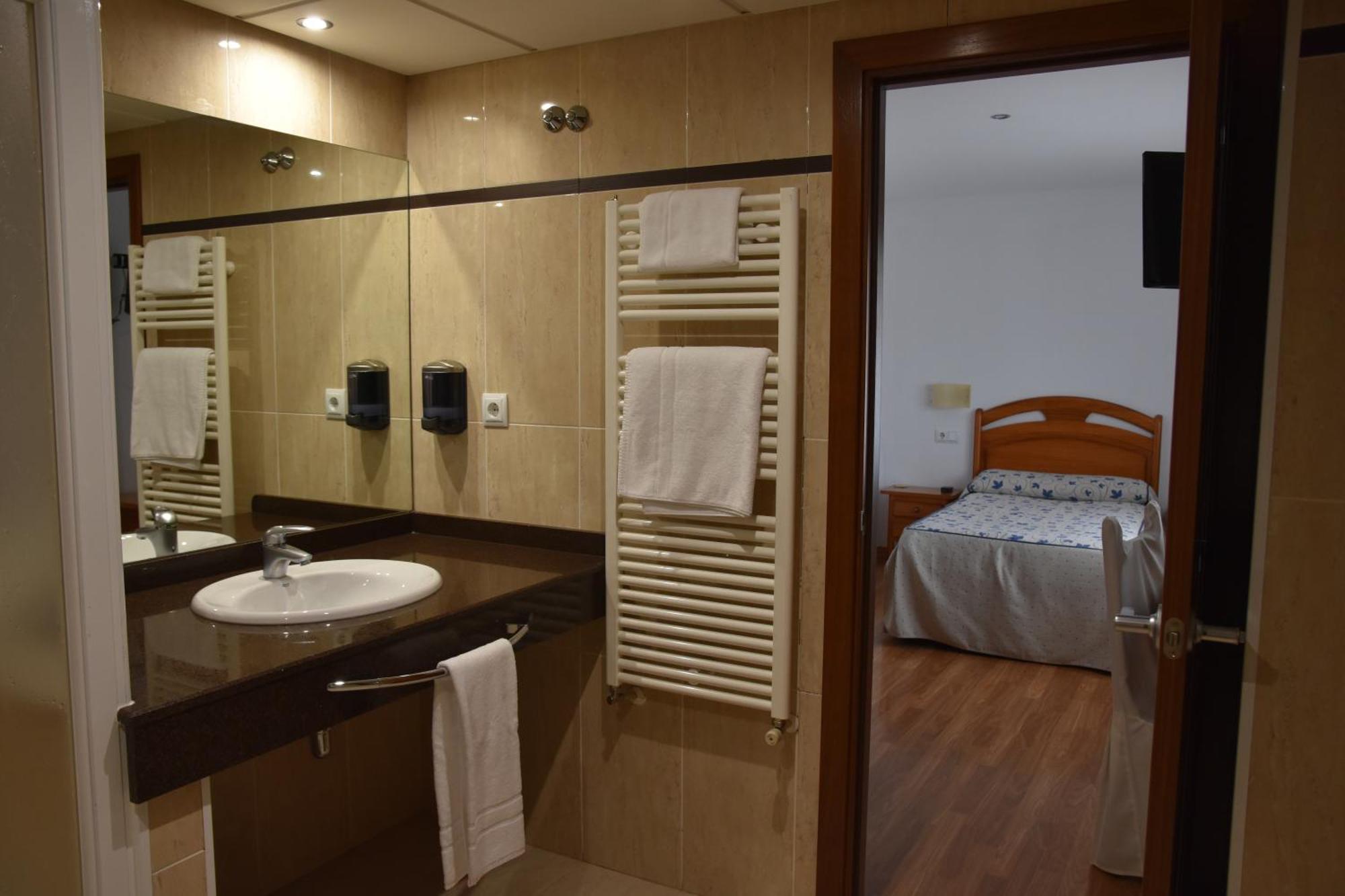 Aparthotel Tres Caminos El Grado Bagian luar foto