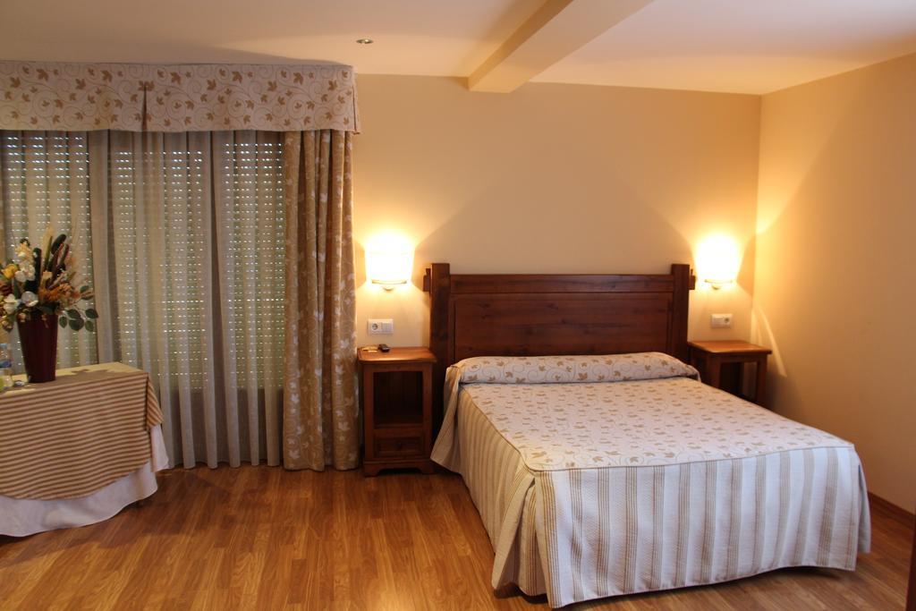 Aparthotel Tres Caminos El Grado Bagian luar foto