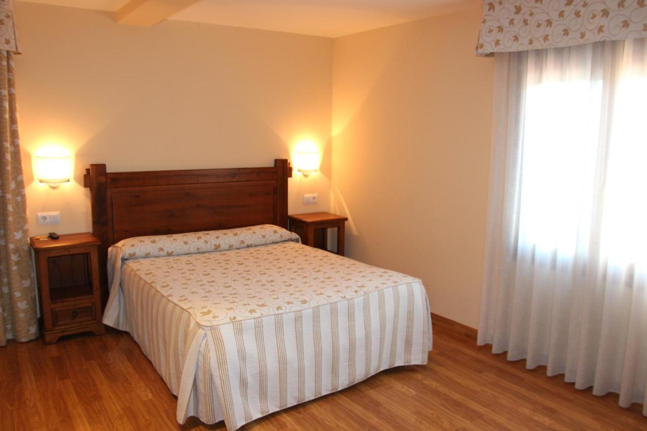Aparthotel Tres Caminos El Grado Bagian luar foto